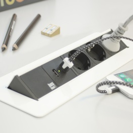 Axessline QuickBox - 3 El 2, 2 USB Laddare. Vit Axessline QuickBox - 3 El 2, 2 USB Laddare. Vit